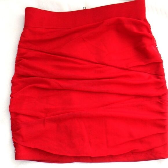Sexy ruched red front zip mini skirt - Picture 2 of 3
